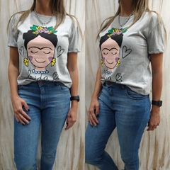 REMERAS ESTAMPADAS FRIDA GRIS
