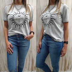 REMERAS ESTAMPADAS SOL GRIS