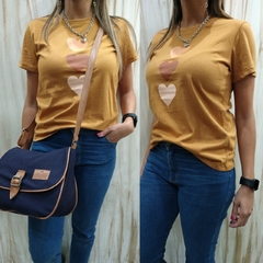 REMERAS ESTAMPADA CORAZON CAMEL