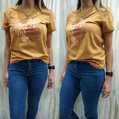 REMERAS ESTAMPADAS CAMEL