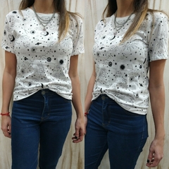 REMERAS ESTAMPADAS ASTROLOGIA BLANCA