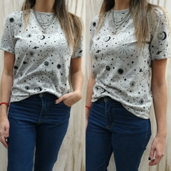 REMERAS ESTAMPADAS ASTROLOGIA GRIS