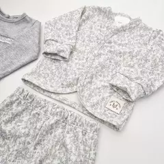Kit X3 piezas recien nacidos interlock florcita liberty lila, body gris con puntilla - Talle 2 - Inquietos