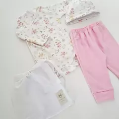 kit x 3 body interlock cruzado flores fondo blanco, pantalon + gorro + bolsa - Talle 1 en internet