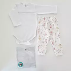 Conjunto de recién nacido body algodon con puntilla y pantalon flores fondo blanco- Talle 1 - comprar online