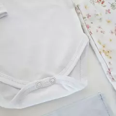 Conjunto de recién nacido body algodon con puntilla y pantalon flores fondo blanco- Talle 1 - tienda online
