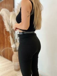 Pantalon con Tajo en internet