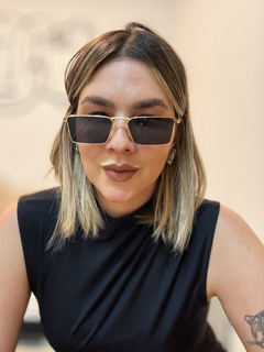 Óculos Celine dourado na internet