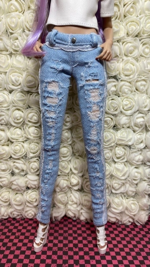 Calça Jeans com Renda e Desgastes