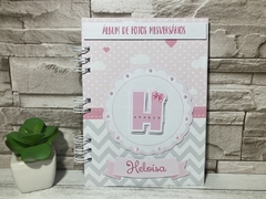 Álbum de Fotos mesversario com Inicial do nome (contém 12 adesivos de jan a dez) sem detalhes dos meses para anotações de desenvolvimento.