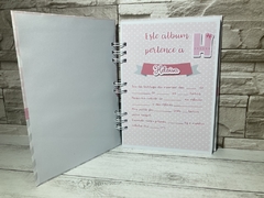 Álbum de Fotos mesversario com Inicial do nome (contém 12 adesivos de jan a dez) sem detalhes dos meses para anotações de desenvolvimento. - comprar online