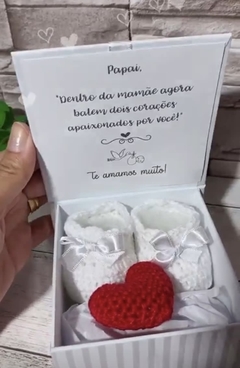 Caixinha gravidez acompanha sapatinho e coração na internet