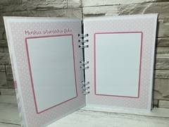 Álbum de Fotos mesversario com Inicial do nome (contém 12 adesivos de jan a dez) sem detalhes dos meses para anotações de desenvolvimento. na internet