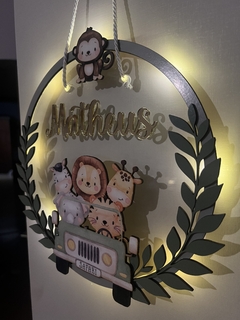 Guirlanda Porta Maternidade em acrílico cristal, apliques Mdf e iluminação LED