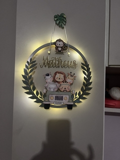 Guirlanda Porta Maternidade em acrílico cristal, apliques Mdf e iluminação LED - comprar online