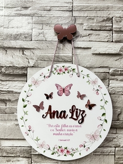 Guirlanda Porta Maternidade Floral Tema flores e borboletas nome e borboletas em acrilico rose gold - Sabiá Personalizados