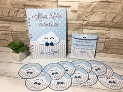 Kit Adesivo Mesversário + Álbum de Fotos Tema nuvem azul com gravata