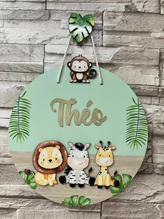 Porta Maternidade Safari verde trio leão zebra e girafa menino na internet