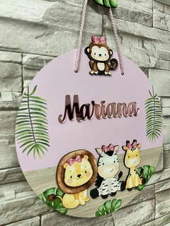 Porta Maternidade Safari rosa trio leão zebra e girafa menina na internet