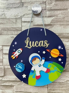 Porta Maternidade Astronauta com planetas e foguete - loja online