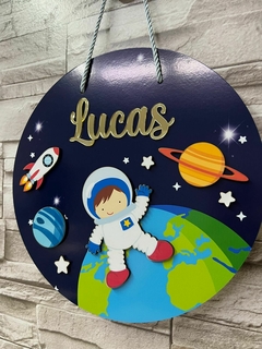 Porta Maternidade Astronauta com planetas e foguete na internet