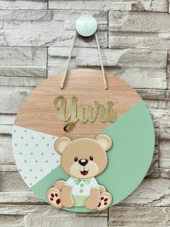 Porta Maternidade Ursinho com fundo verde claro - Sabiá Personalizados
