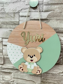 Porta Maternidade Ursinho com fundo verde claro - comprar online
