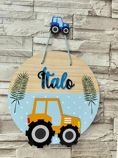 Porta Maternidade Tratorzinho no fundo azul poá - comprar online