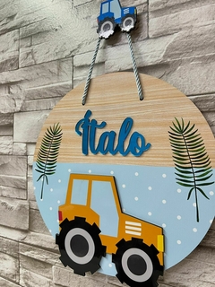 Porta Maternidade Tratorzinho no fundo azul poá - Sabiá Personalizados