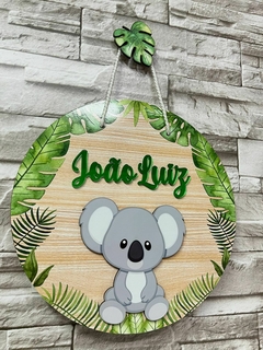 Porta Maternidade Coala no fundo selva nome acrílico verde - Sabiá Personalizados