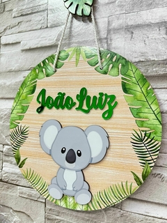 Porta Maternidade Coala no fundo selva nome acrílico verde na internet