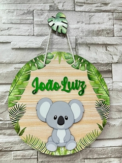 Porta Maternidade Coala no fundo selva nome acrílico verde - comprar online