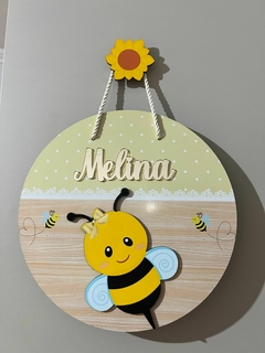 Porta Maternidade Abelhinha sorridente com pendurador girassol - Sabiá Personalizados