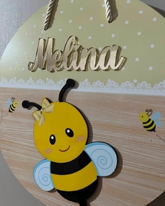 Porta Maternidade Abelhinha sorridente com pendurador girassol na internet