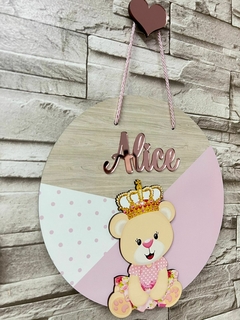 Porta Maternidade Ursinha princesa com pendurador de coração na internet