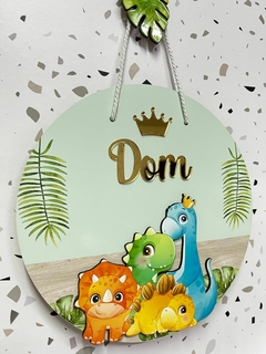 Porta Maternidade Dino baby com fundo de folhagens na internet