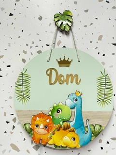 Porta Maternidade Dino baby com fundo de folhagens - Sabiá Personalizados