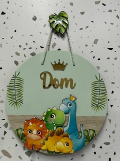 Porta Maternidade Dino baby com fundo de folhagens - comprar online