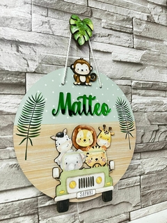 Porta Maternidade Safari jeep verde poá com nome em acrílico verde - Sabiá Personalizados