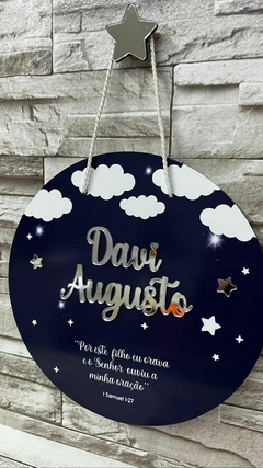 Porta Maternidade Céu noturno estrelado com nuvens brancas e versículo Samuel 1:27 - comprar online