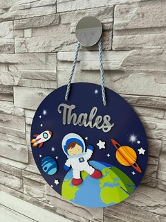 Porta Maternidade Astronauta com planetas e foguete nome em acrílico prata na internet