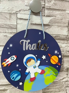 Porta Maternidade Astronauta com planetas e foguete nome em acrílico prata - comprar online