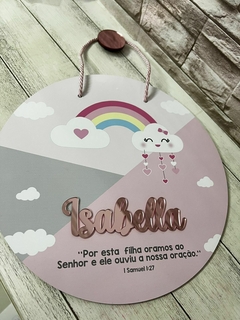 Porta Maternidade Arco-íris chuva de amor no fundo rosa com versículo Samuel 1:27 na internet