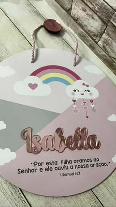 Porta Maternidade Arco-íris chuva de amor no fundo rosa com versículo Samuel 1:27 - Sabiá Personalizados
