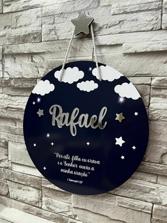 Porta Maternidade Céu noturno estrelado com nuvens brancas e versículo Samuel 1:27 - Sabiá Personalizados