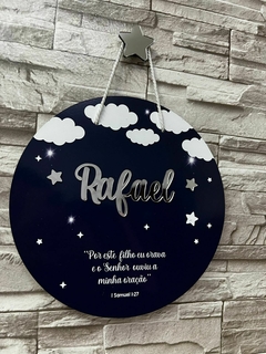 Porta Maternidade Céu noturno estrelado com nuvens brancas e versículo Samuel 1:27 - loja online