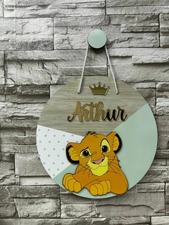 Porta Maternidade Rei leão no fundo verde água - comprar online