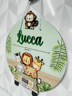 Porta Maternidade Safari jeep verde com versículo 127-3 acrílico verde - comprar online