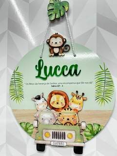 Porta Maternidade Safari jeep verde com versículo 127-3 acrílico verde na internet