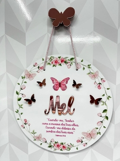 Porta Maternidade Borboleta jardim encantado "Guarda-me..." Salmos 17:8 com aplique borboletas - comprar online
